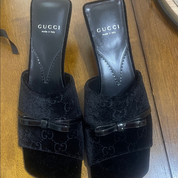 Gucci Women's Black Velvet Heels - Picture 6 of 14